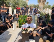  اللد: جماهير غفيرة تُشارك في تشييع جثمان الشاب أنس الوحواح 